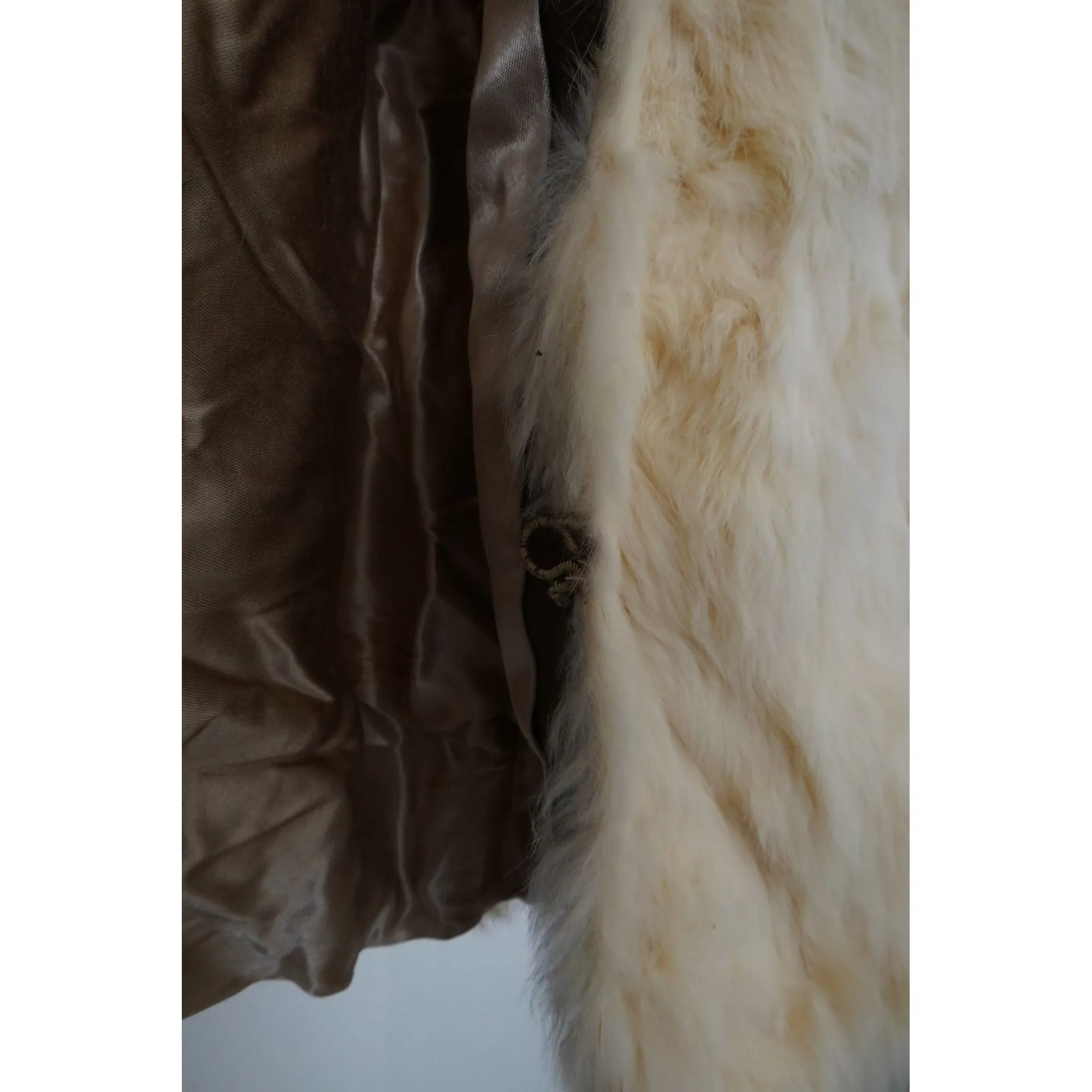 "Retail" Vintage Unbranded Cream Winter Fur Coat with Gold Lining (See Dimension) Women's